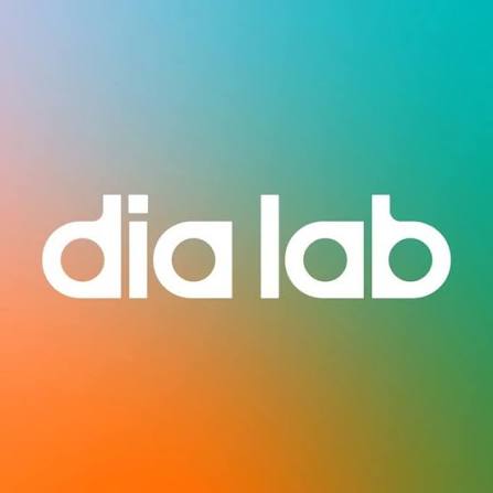 Logotipo da Dia Lab, parceira do Colégio Novo, com fundo em degradê verde e laranja